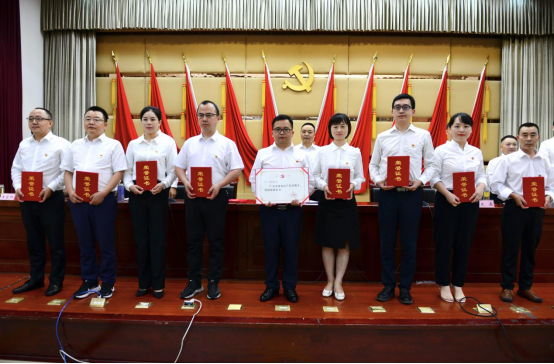 2021070516533908.png 市政府办公室召开庆“七一”暨“两优一先”表彰大会(改)(1)(1)509.png