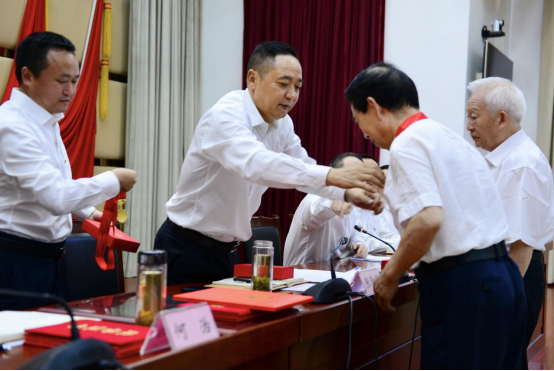 2021070516535004.png 市政府办公室召开庆“七一”暨“两优一先”表彰大会(改)(1)(1)511.png